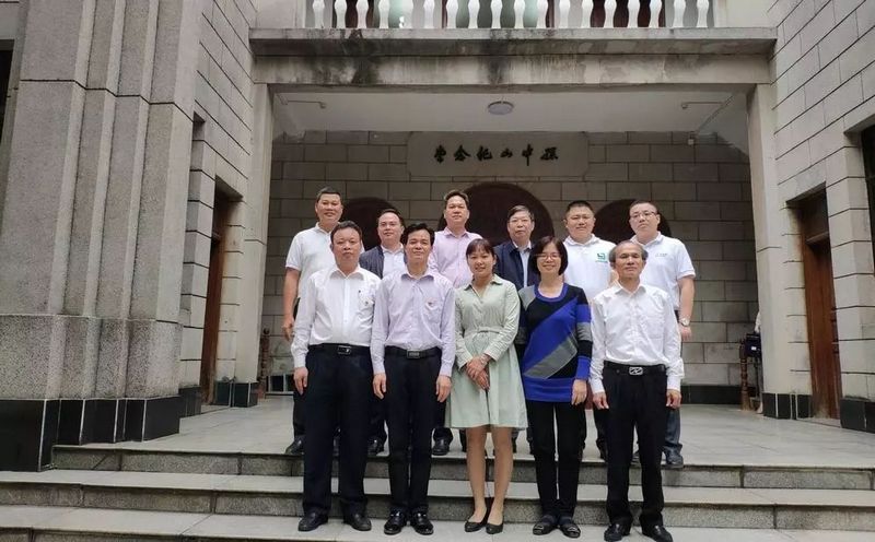 游艇会yth0008副总裁周兴光先生率队赴高州市考察政校企合作项目