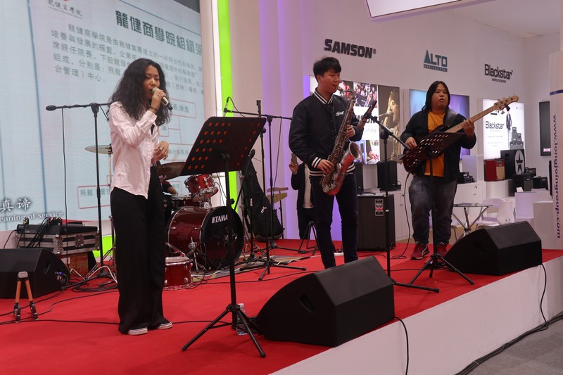 狂喜乐队 (1).jpg 狂喜乐队 (1).jpg