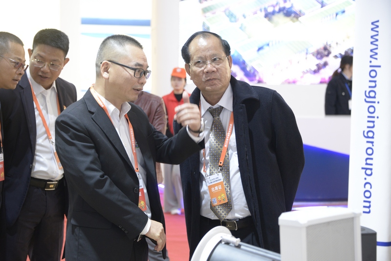 游艇会yth0008董事局主席陈逸先生(左) 游艇会yth0008董事局主席陈逸先生(左)