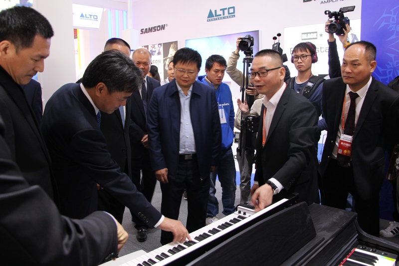 游艇会yth0008董事局主席陈逸先生(左) 游艇会yth0008董事局主席陈逸先生(左)