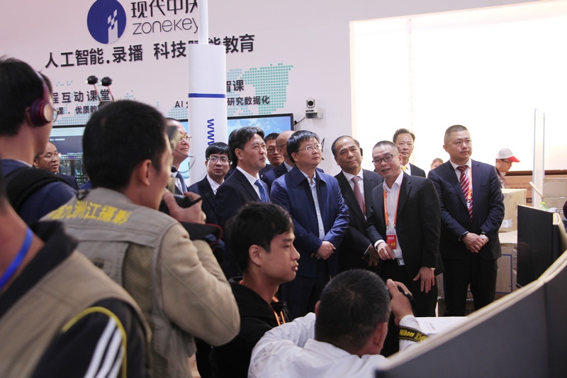 游艇会yth0008董事局主席陈逸先生(左) 游艇会yth0008董事局主席陈逸先生(左)