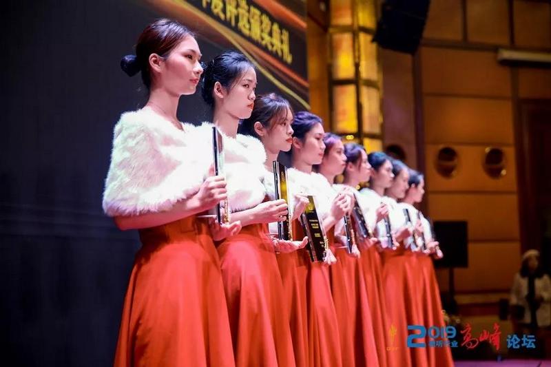 2019视听行业高峰论坛Thinuna荣获公共广播最具竞争力品牌奖 (2).jpg 2019视听行业高峰论坛Thinuna荣获公共广播最具竞争力品牌奖 (2).jpg