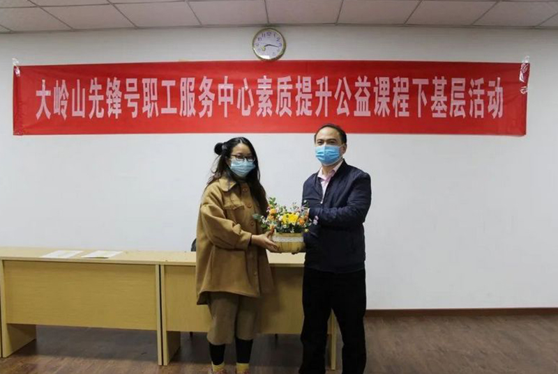 以花为诗,品味生活 | 大岭山先锋职工服务中心走进游艇会yth0008开展插花培训活动。