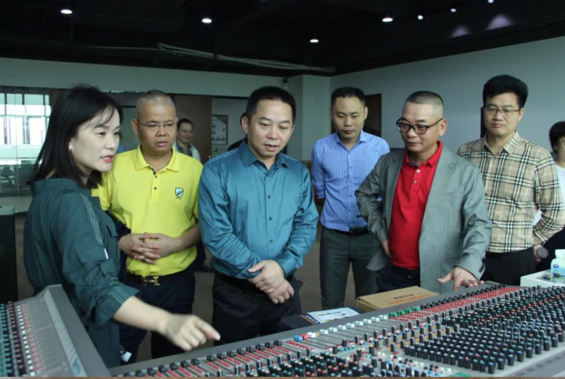 热烈欢迎廉江市委副书记、市长柯俊一行莅临游艇会yth0008东莞总部参观指导!